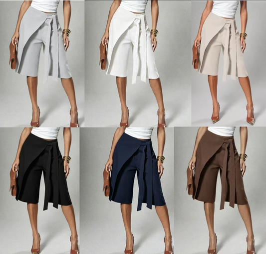 Eleganti pantaloni culotte da donna con laccetti sul davanti e gamba larga.