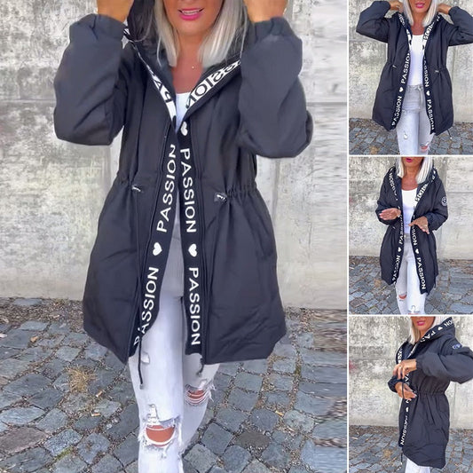 Trendy damesjas met capuchon en trekkoord in de taille