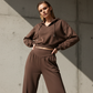 Completo da donna con felpa corta e pantaloni a gamba larga