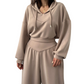 Completo da donna con felpa corta e pantaloni a gamba larga