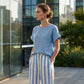 Outfit casual da donna: top semplice e pantaloni a righe a gamba larga