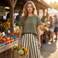 Outfit casual da donna: top semplice e pantaloni a righe a gamba larga