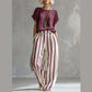 Outfit casual da donna: top semplice e pantaloni a righe a gamba larga