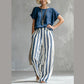 Outfit casual da donna: top semplice e pantaloni a righe a gamba larga