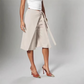 Eleganti pantaloni culotte da donna con laccetti sul davanti e gamba larga.