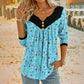 T-shirt da donna a maniche lunghe con scollo a V e stampa.