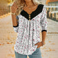 T-shirt da donna a maniche lunghe con scollo a V e stampa.