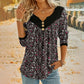 T-shirt da donna a maniche lunghe con scollo a V e stampa.
