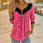 T-shirt da donna a maniche lunghe con scollo a V e stampa.